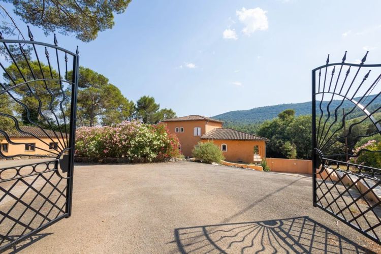 MAISON  CONTEMPORAINE  LE CANNET DES MAURES