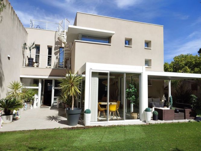 MAISON  CONTEMPORAINE BORD DE MER LA SEYNE SUR MER