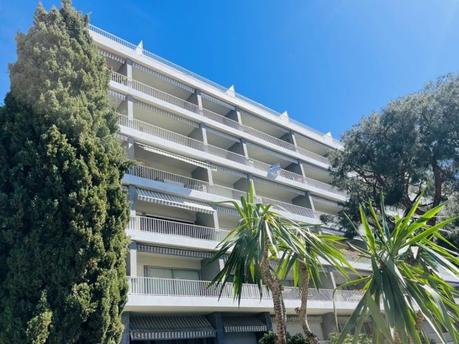 APPARTEMENT T3 75 M2 TERRASSE BORD DE MER MENTON