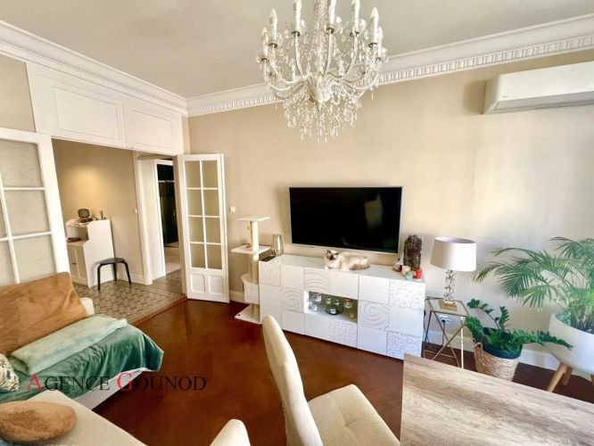 APPARTEMENT DE PRESTIGE T3 90 M2 TERRASSE PLAGE à PIED NICE