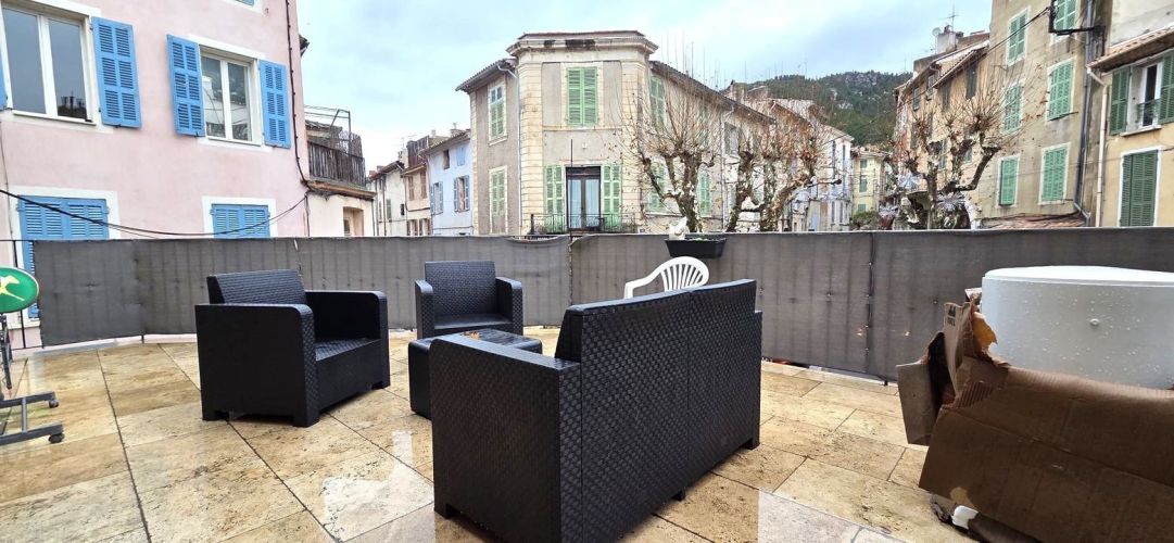 APPARTEMENT T3 101 M2 TERRASSE  CUGES LES PINS
