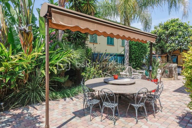 MAISON  CONTEMPORAINE BORD DE MER JUAN LES PINS