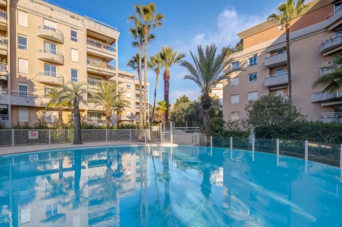 A louer APPARTEMENT T4 89 M2 TERRASSE BORD DE MER NICE