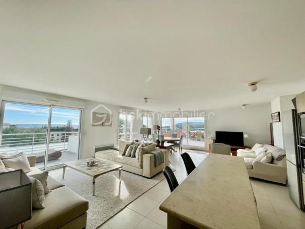 A louer PENTHOUSE DE PRESTIGE T4 118 M2 TERRASSE BORD DE MER ANTIBES