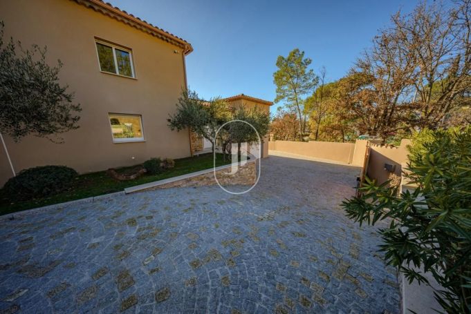 A louer MAISON  6 PIECES 210 M2  LA MOTTE