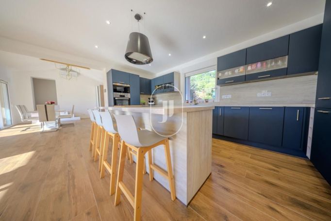 A louer MAISON  6 PIECES 210 M2  LA MOTTE