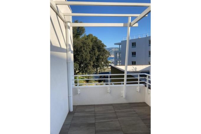 A louer MAISON  4 PIECES 92 M2 BORD DE MER LA SEYNE SUR MER