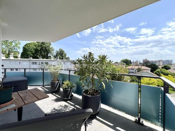 A louer APPARTEMENT T4 87 M2 TERRASSE  PAU