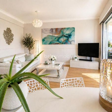 A louer APPARTEMENT T2 54 M2 TERRASSE VUE MER GOLFE JUAN