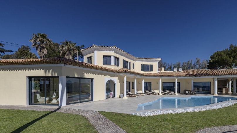 A vendre Villa MODERNE 430 M² VUE MER PIEDS DANS L'EAU Saint Aygulf