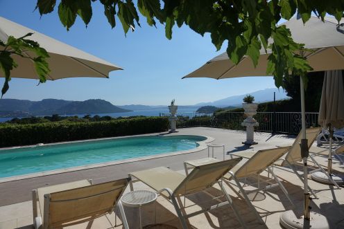 MAGNIFIQUE PROPRIETE 300 M&sup2; VUE MER LECCI