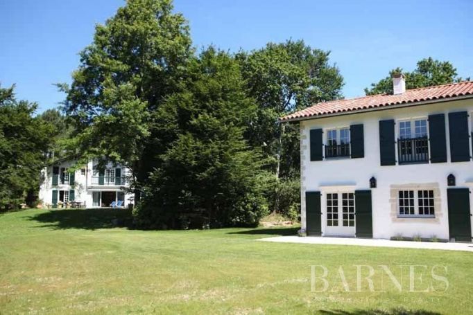 A louer LOCATION DE VACANCES PROPRIETE AVEC 2 MAISONS INDEPENDANTES, PISCINE CHAUFFEE, A 10 MINUTES DE CIBOURE ET SAINT JEAN DE LUZ 18 COUCHAGES ASCAIN