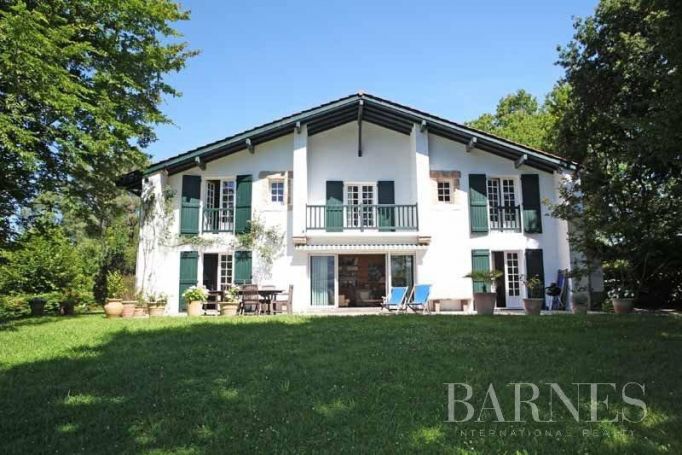 A louer LOCATION DE VACANCES PROPRIETE AVEC 2 MAISONS INDEPENDANTES, PISCINE CHAUFFEE, A 10 MINUTES DE CIBOURE ET SAINT JEAN DE LUZ 18 COUCHAGES ASCAIN