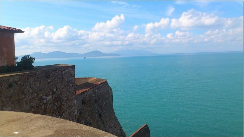 A louer Magnifique Propriété 10 PIECES 800 M² face à la mer  Piombino ITALIE