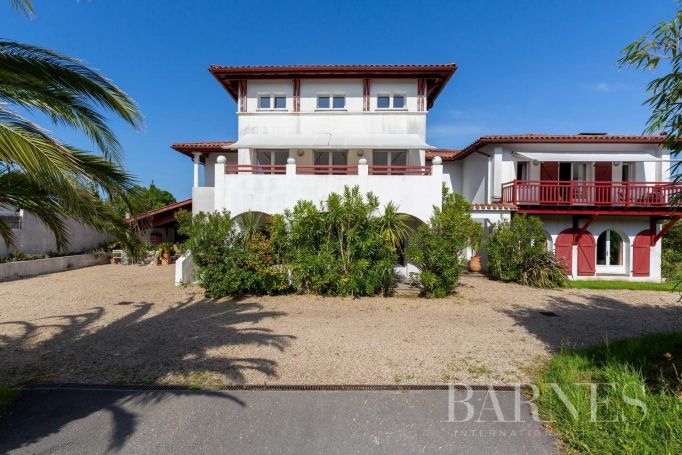 A louer MAISON  6 PIECES 400 M2 BORD DE MER GUETHARY