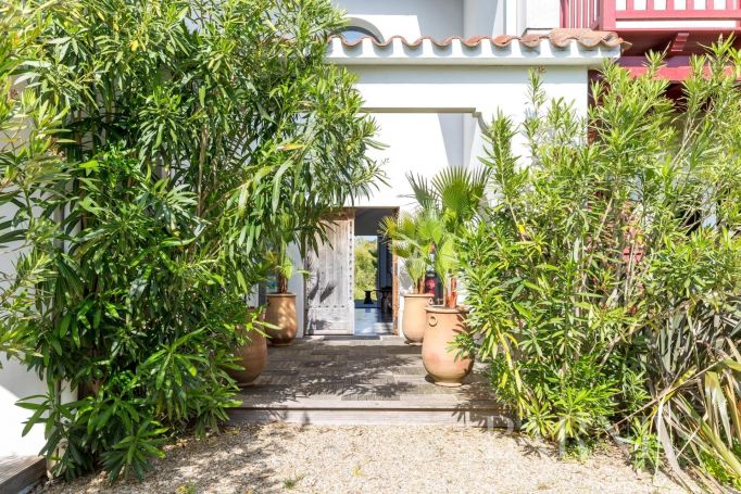 A louer MAISON  6 PIECES 400 M2 BORD DE MER GUETHARY