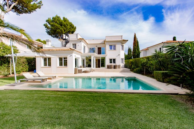 A vendre Villa 372 M² rénovée  vue mer près de Port Adriano santa ponsa