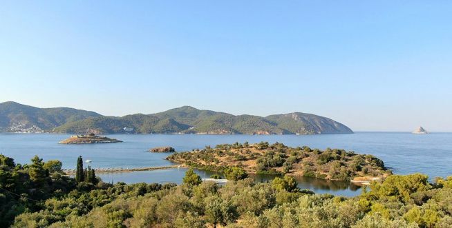 Magnfique Île à vendre  située en face de  Poros  