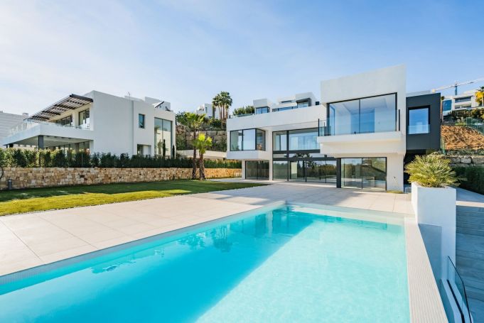 A vendre Superbe Villa de luxe style contemporain 6 PIECES 560 M² BANAHAVIS