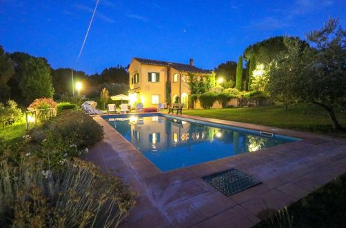 Belle villa avec piscine en position panoramique  