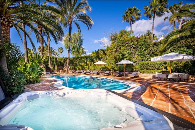 A louer PENTHOUSE DE PRESTIGE  PIEDS DANS L'EAU NUEVA ANDALUCIA