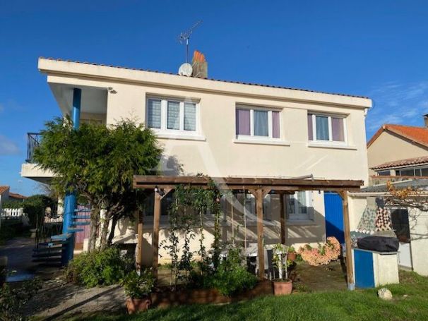 A vendre MAISON  4 PIECES 133 M2 BORD DE MER LONGEVILLE SUR MER