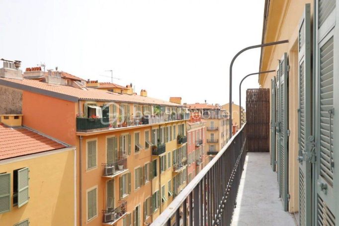A vendre APPARTEMENT DE PRESTIGE NEUF T5 80 M2 BORD DE MER NICE