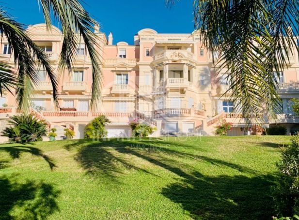 A louer APPARTEMENT T3 126 M2 TERRASSE BORD DE MER CANNES
