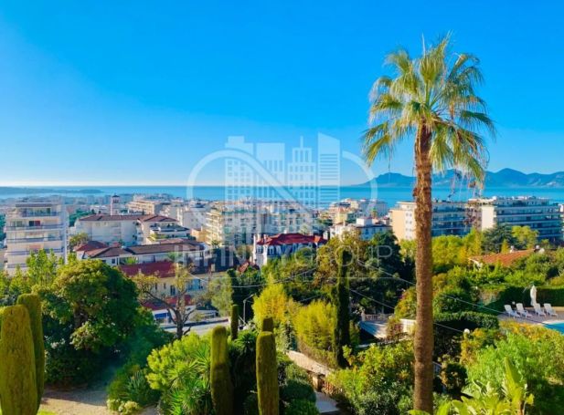A louer APPARTEMENT T3 126 M2 TERRASSE BORD DE MER CANNES