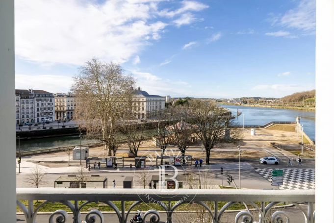 A louer APPARTEMENT T5 182 M2  BAYONNE