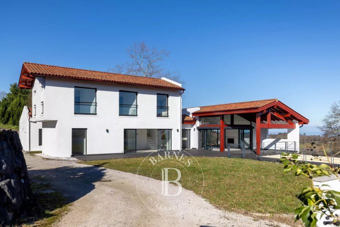 A vendre MAISON CONTEMPORAINE 10 PIECES 240 M² VUE MER ET MONTAGNE  URRUGNE