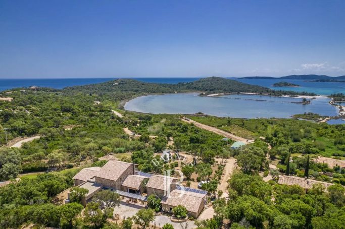 A louer Villa EN LOCATION DE VACANCES 18 COUCHAGES piscine vue mer plage A  pied ZONZA