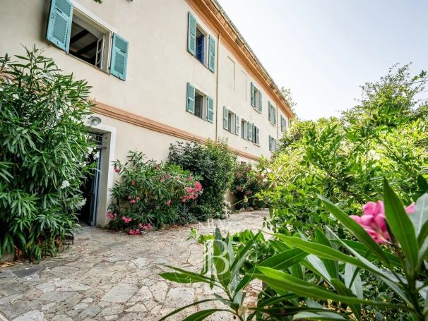 A vendre demeure de maitre 20 pieces 710 m² vue mer Saint-Florent