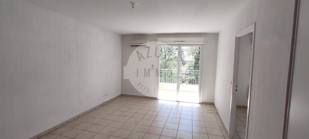 A vendre APPARTEMENT T2 39 M2 TERRASSE  SAINT ZACHARIE
