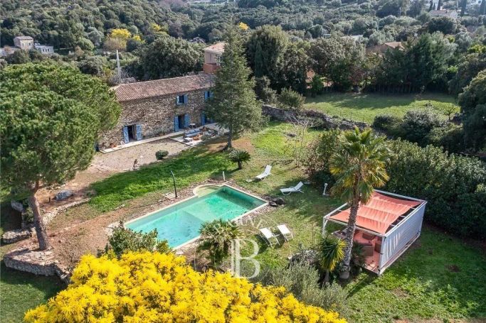 A vendre belle villa en pierres 7 PIECES 306 M² PROCHE PLAGE SAINT FLORENT