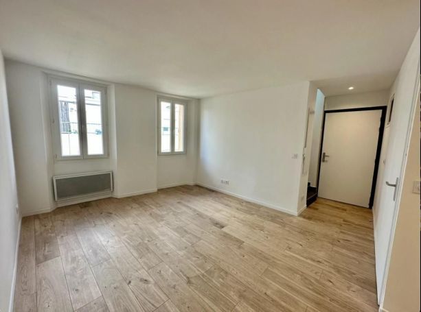 A louer APPARTEMENT DUPLEX NEUF T3 40 M2 BORD DE MER VALLAURIS