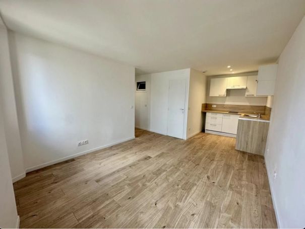 A louer APPARTEMENT DUPLEX NEUF T3 40 M2 BORD DE MER VALLAURIS