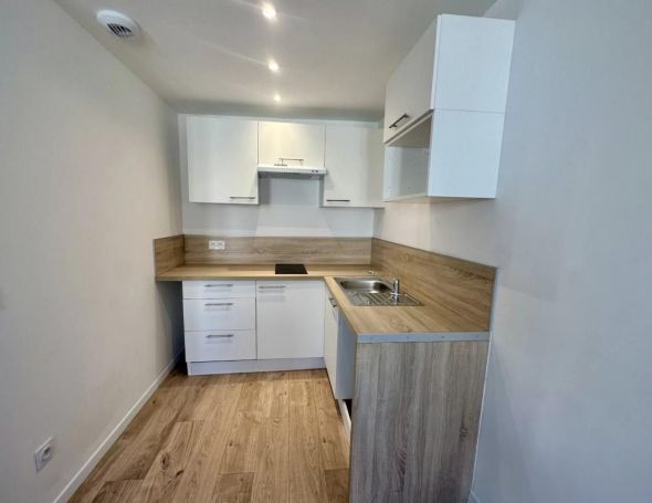 A louer APPARTEMENT DUPLEX NEUF T3 40 M2 BORD DE MER VALLAURIS
