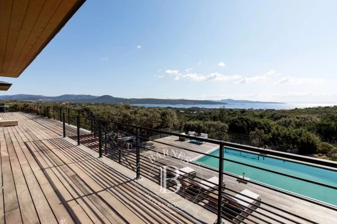 A vendre magnifique villa 8 pieces 269 m² vue mer plage a pieds Pianottoli-Caldarello