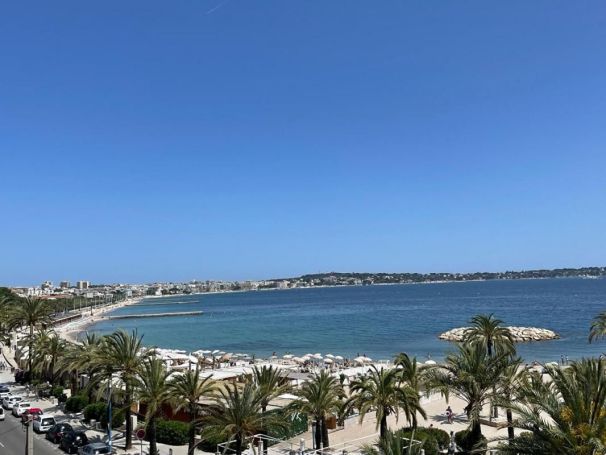 A vendre STUDIO  24 M2 TERRASSE PIEDS DANS L'EAU GOLFE JUAN