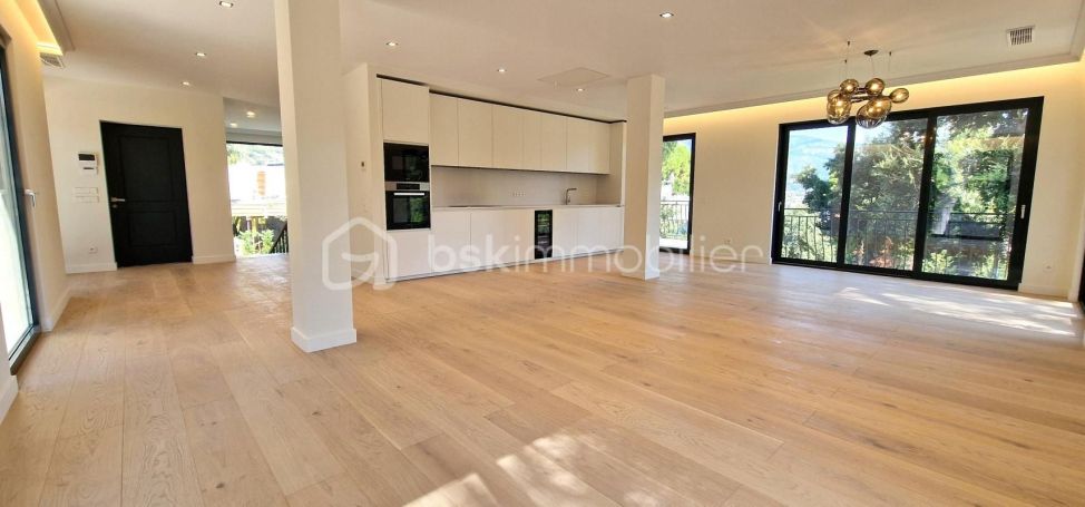A louer MAISON  5 PIECES 229 M2 BORD DE MER ROQUEBRUNE CAP MARTIN