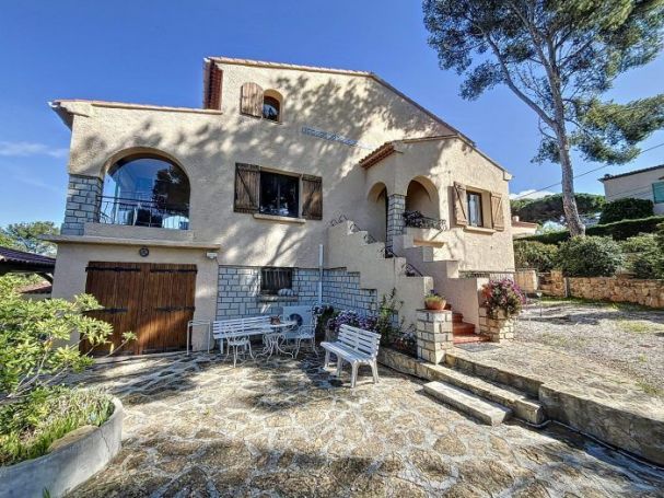 MAISON  10 PIECES 230 M2 PLAGE à PIED SAINT MANDRIER SUR MER