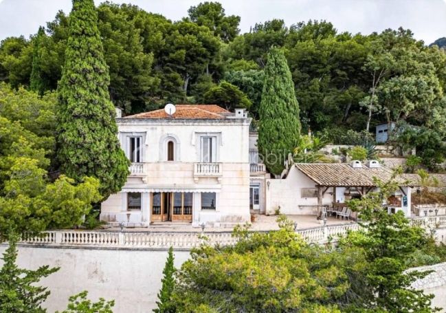A louer MAISON  DE MAîTRE BORD DE MER ROQUEBRUNE CAP MARTIN