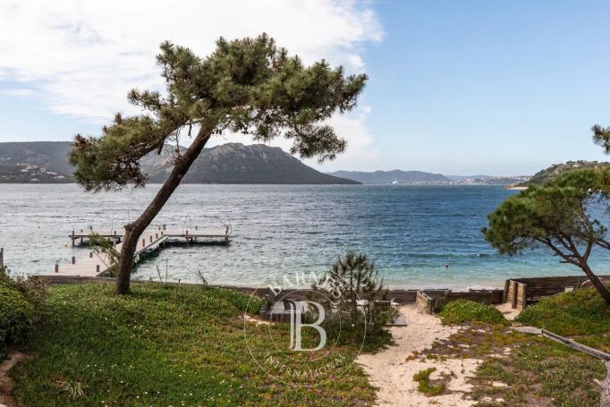 A louer Domaine de Cala Rossa villa EN LOCATION DE VACANCES vue mer pied dans l'eau LECCI
