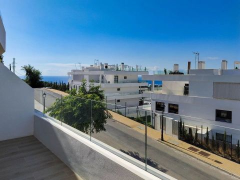 A louer PENTHOUSE DE PRESTIGE NEUF T3 72 M2 TERRASSE PIEDS DANS L'EAU ESTEPONA