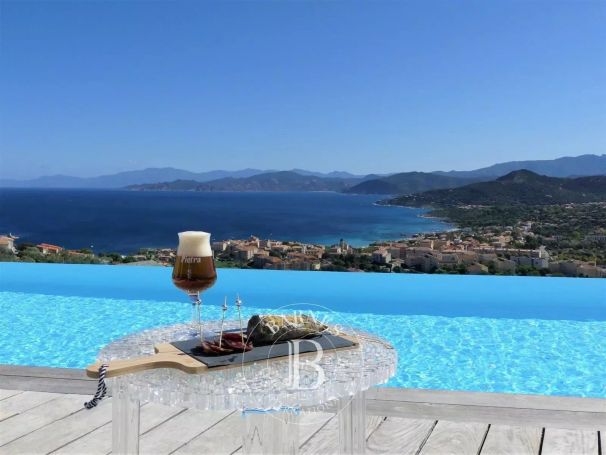 A louer Villa EN LOCATION DE VAVANCES 5 COUCHAGES piscine vue panoramique mer et montagnes ILE ROUSSE