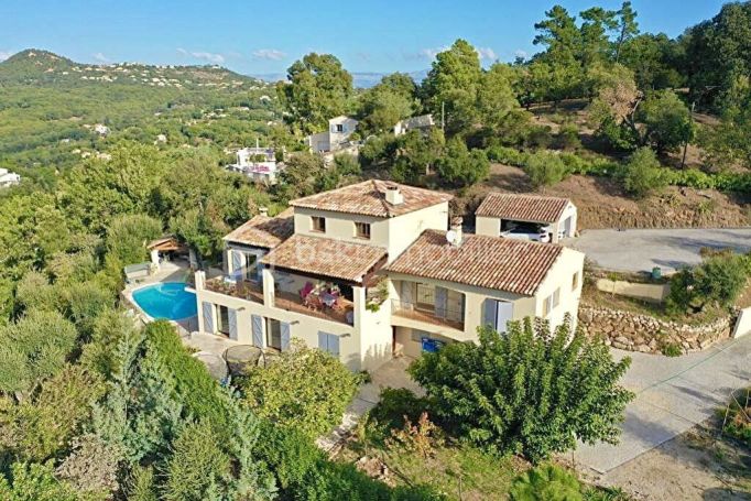 A louer MAISON  8 PIECES 328 M2 BORD DE MER MANDELIEU LA NAPOULE