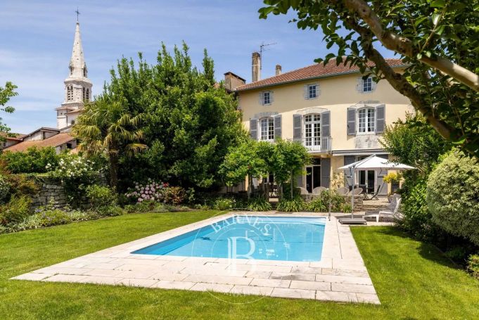 A vendre BELLE MAISON DE VILLAGE 10 PIECES 300 M² BIDACHE