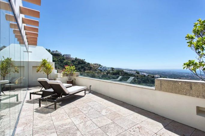 A louer PENTHOUSE DUPLEX DE PRESTIGE T5 183 M2 TERRASSE PIEDS DANS L'EAU MARBELLA