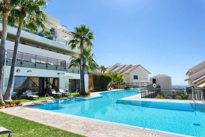 A louer PENTHOUSE DUPLEX DE PRESTIGE T5 183 M2 TERRASSE PIEDS DANS L'EAU MARBELLA
